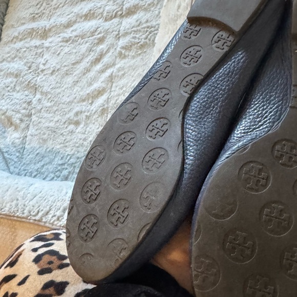 Tory Burch Minni Navy Ballet Flats with Gold Logo - Picture 3 of 4